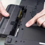 Laptop-Akku: Pflege zur Verlängerung der Akkulaufzeit remove-battery-laptop